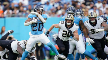 NFL, American Football Herren, USA New Orleans Saints at Tennessee Titans Dec 28, 2025; Nashville, Tennessee, USA; Tennessee Titans running back Tony Pollard (20) runs during the third quarter against the New Orleans Saints at Nissan Stadium. Nashville Nissan Stadium Tennessee USA, EDITORIAL USE ONLY PUBLICATIONxINxGERxSUIxAUTxONLY Copyright: xDennyxSimmonsx 20251228_szo_usa_0246