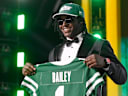 Glückliches Gesicht: Nummer 2 Pick David Bailey zeigt sein neues Trikot bei den New York Jets.