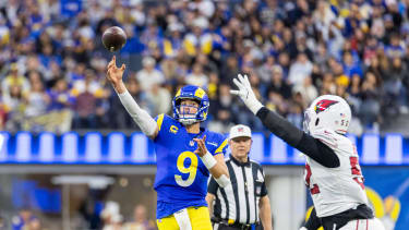 January 4, 2026, Inglewood, California, USA: Los Angeles Rams quarterback Matthew Stafford (9) passes the ball against Arizona Cardinals linebacker Jordan Burch (52) during an NFL, American Football Herren, USA football game at SoFi Stadium, in Inglewood, Calif. on Sunday January 4, 2026. Inglewood USA - ZUMAc68_ 20260104_zaf_c68_020 Copyright: xRingoxChiux