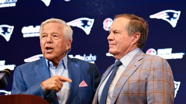 New England Patriots owner Robert Kraft (links) und Patriots ehemaliger head coach Bill Belichick (rechts)