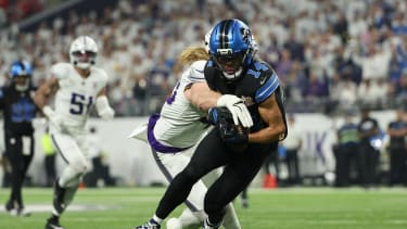 NFL, American Football Herren, USA Detroit Lions at Minnesota Vikings Dec 25, 2025; Minneapolis, Minnesota, USA; Minnesota Vikings linebacker Andrew van Ginkel (43) tackles Detroit Lions wide receiver Amon-Ra St. Brown (14) after a reception in the second quarter at U.S. Bank Stadium. Minneapolis U.S. Bank Stadium Minnesota USA, EDITORIAL USE ONLY PUBLICATIONxINxGERxSUIxAUTxONLY Copyright: xMattxKrohnx 20251225_hlf_hw1_186
