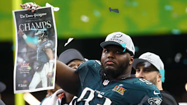 NFL, American Football Herren, USA Super Bowl LIX-Kansas City Chiefs at Philadelphia Eagles Feb 9, 2025; New Orleans, LA, USA; Philadelphia Eagles defensive tackle Milton Williams (93) celebrates on the podium after defeating the Kansas City Chiefs in Super Bowl LIX at Ceasars Superdome. New Orleans Ceasars Superdome LA USA, EDITORIAL USE ONLY PUBLICATIONxINxGERxSUIxAUTxONLY Copyright: xMarkxJ.xRebilasx 20250209_jel_su5_799