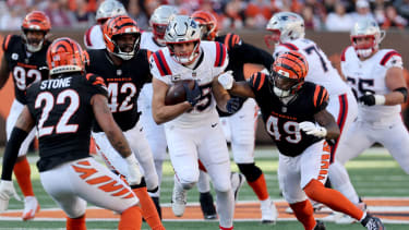 New England Patriots tight end Hunter Henry kämpft sich durch die gegnerische Defense