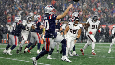 FOXBOROUGH, MA - JANUARY 18: Drake Maye 10 of the New England Patriots throws on the run during an AFC Divisional Round game between the New England Patriots and the Houston Texans on January 18, 2026, at Gillette Stadium in Foxborough, Massachusetts. (Photo by Fred Kfoury III Icon Sportswire) NFL, American Football Herren, USA JAN 18 AFC Divisional Round Texans at Patriots EDITORIAL USE ONLY Icon482260118050