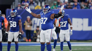 NFL, American Football Herren, USA Philadelphia Eagles at New York Giants Oct 9, 2025; East Rutherford, New Jersey, USA; New York Giants defensive tackle Dexter Lawrence II (97) guestures during the first quarter of the game against the Philadelphia Eagles at MetLife Stadium. East Rutherford MetLife Stadium New Jersey USA, EDITORIAL USE ONLY PUBLICATIONxINxGERxSUIxAUTxONLY Copyright: xBradxPennerx 20251009_hlf_ae5_024