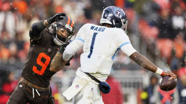 NFL, American Football Herren, USA Tennessee Titans at Cleveland Browns Dec 7, 2025; Cleveland, Ohio, USA; Tennessee Titans quarterback Cam Ward (1) runs with the ball against Cleveland Browns safety Grant Delpit (9) during the third quarter at Huntington Bank Field. Cleveland Huntington Bank Field Ohio USA, EDITORIAL USE ONLY PUBLICATIONxINxGERxSUIxAUTxONLY Copyright: xScottxGalvinx 20251207_rwe_bg7_0116