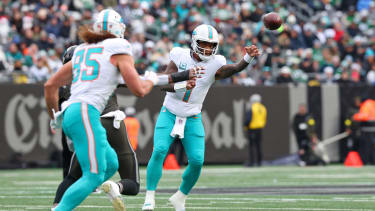 NFL, American Football Herren, USA Miami Dolphins at New York Jets Dec 7, 2025; East Rutherford, New Jersey, USA; Miami Dolphins quarterback Tua Tagovailoa (1) passes the ball against the New York Jets during the first half at MetLife Stadium. East Rutherford MetLife Stadium New Jersey USA, EDITORIAL USE ONLY PUBLICATIONxINxGERxSUIxAUTxONLY Copyright: xEdxMulhollandx 20251207_jcd_se8_0095