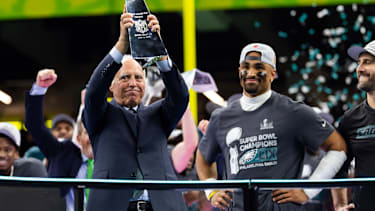 NFL, American Football Herren, USA Super Bowl LIX-Kansas City Chiefs at Philadelphia Eagles Feb 9, 2025; New Orleans, LA, USA; Philadelphia Eagles quarterback Jalen Hurts looks on as owner Jeffrey Lurie celebrates with the Vince Lombardi Trophy after defeating the Kansas City Chiefs in Super Bowl LIX at Ceasars Superdome. New Orleans Ceasars Superdome LA USA, EDITORIAL USE ONLY PUBLICATIONxINxGERxSUIxAUTxONLY Copyright: xMarkxJ.xRebilasx 20250304_mjr_su5_093