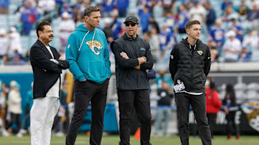 Jacksonville Jaguars Besitzer Shad Khan, Jacksonville Jaguars Executive Vice President of Football Operations Tony Boselli, Head Coach Liam Coen und General Manager James Gladstone auf dem Feld vor einem NFL-Playoff Spiel