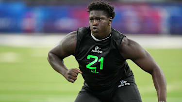 Offensive Lineman Emmery Jones bei seinen Tests beim Combine in Indianapolis 2025.