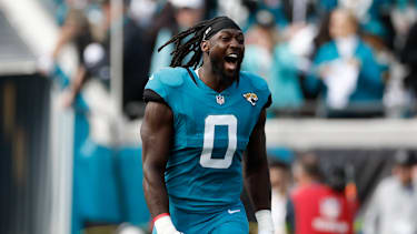 JACKSONVILLE, FL - JANUARY 11: Devin Lloyd 0 of the Jacksonville Jaguars runs out on the field before the AFC Wildcard Playoff game between the Jacksonville Jaguars and the Buffalo Bills on January 11, 2026 at EverBank Stadium in Jacksonville, Fl. (Photo by David Rosenblum Icon Sportswire) NFL, American Football Herren, USA JAN 11 AFC Wildcard Bills at Jaguars EDITORIAL USE ONLY Icon260111543111