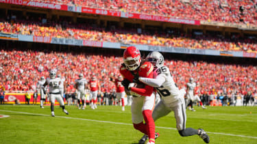 NFL, American Football Herren, USA Las Vegas Raiders at Kansas City Chiefs Oct 19, 2025; Kansas City, Missouri, USA; Kansas City Chiefs wide receiver Rashee Rice (4) makes a reception for a touchdown defended by Las Vegas Raiders cornerback Kyu Blu Kelly (36) during the second quarter of the game at GEHA Field at Arrowhead Stadium. Kansas City GEHA Field at Arrowhead Stadium Missouri USA, EDITORIAL USE ONLY PUBLICATIONxINxGERxSUIxAUTxONLY Copyright: xJayxBiggerstaffx 20251019_hlf_ba4_096