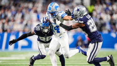 NFL, American Football Herren, USA Dallas Cowboys at Detroit Lions Dec 4, 2025; Detroit, Michigan, USA; Detroit Lions wide receiver Amon-Ra St. Brown (14) makes a catch against Dallas Cowboys safety Malik Hooker (28) and cornerback DaRon Bland (26) during the first half at Ford Field. Detroit Ford Field Michigan USA, EDITORIAL USE ONLY PUBLICATIONxINxGERxSUIxAUTxONLY Copyright: xJunfuxHanx 20251204_jhp_usa_0132