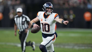 NFL, American Football Herren, USA Denver Broncos at Las Vegas Raiders Dec 7, 2025; Paradise, Nevada, USA; Denver Broncos quarterback Bo Nix (10) scrambles against the Las Vegas Raiders during the second half at Allegiant Stadium. Paradise Allegiant Stadium Nevada USA, EDITORIAL USE ONLY PUBLICATIONxINxGERxSUIxAUTxONLY Copyright: xKirbyxLeex 20251207_rtc_al2_0461