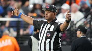NFL, American Football Herren, USA Denver Broncos at Las Vegas Raiders Dec 7, 2025; Paradise, Nevada, USA; Side judge Boris Cheek (41) worked his 460th game on Sunday, which tied him with former referee Walt Coleman for the most NFL games worked by an official, is seen here during the second half of a game between the Denver Broncos and against the Las Vegas Raiders at Allegiant Stadium. Paradise Allegiant Stadium Nevada USA, EDITORIAL USE ONLY PUBLICATIONxINxGERxSUIxAUTxONLY Copyright: xStephenxR.xSylvaniex 20251207_rtc_cs1_0529