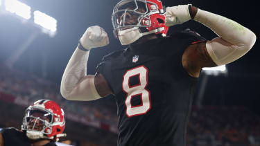NFL, American Football Herren, USA Atlanta Falcons at Tampa Bay Buccaneers Dec 11, 2025; Tampa, Florida, USA; Atlanta Falcons tight end Kyle Pitts Sr. (8) reacts after scoring a touchdown against the Tampa Bay Buccaneers during the second quarter at Raymond James Stadium. Tampa Raymond James Stadium Florida USA, EDITORIAL USE ONLY PUBLICATIONxINxGERxSUIxAUTxONLY Copyright: xNathanxRayxSeebeckx 20251211_rwe_fo8_0052