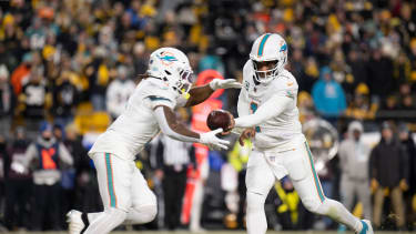 PITTSBURGH, PA - DECEMBER 15: Miami Dolphins quarterback Tua Tagovailoa (1) hands the ball to Miami Dolphins running back De Von Achane (28) during the game between the Pittsburgh Steelers and the Miami Dolphins at Acrisure Stadium on December 15, 2025 in Pittsburgh, PA. (Photo by Shelley Lipton Icon Sportswire) NFL, American Football Herren, USA DEC 15 Dolphins at Steelers EDITORIAL USE ONLY Icon25121527