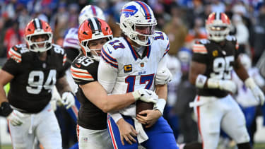 NFL, American Football Herren, USA Buffalo Bills at Cleveland Browns Dec 21, 2025; Cleveland, Ohio, USA; Buffalo Bills quarterback Josh Allen (17) is sacked by Cleveland Browns linebacker Carson Schwesinger (49) during the second half at Huntington Bank Field. Cleveland Huntington Bank Field Ohio USA, EDITORIAL USE ONLY PUBLICATIONxINxGERxSUIxAUTxONLY Copyright: xKenxBlazex 20251221_rtc_bk4_0177