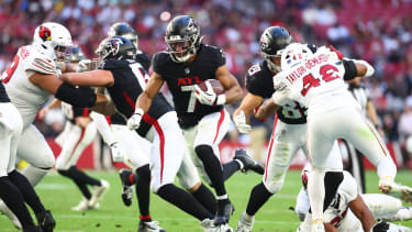 NFL, American Football Herren, USA Atlanta Falcons at Arizona Cardinals Dec 21, 2025; Glendale, Arizona, USA; Atlanta Falcons running back Bijan Robinson (7) carries the ball against the Arizona Cardinals during the first half at State Farm Stadium. Glendale State Farm Stadium Arizona USA, EDITORIAL USE ONLY PUBLICATIONxINxGERxSUIxAUTxONLY Copyright: xMarkxJ.xRebilasx 20251221_rtc_su5_0393