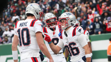 NFL, American Football Herren, USA New England Patriots at New York Jets Dec 28, 2025; East Rutherford, New Jersey, USA; New England Patriots wide receiver Efton Chism III (86) celebrates his touchdown catch against the New York Jets with New England Patriots quarterback Drake Maye (10) during the second half of the game at MetLife Stadium. East Rutherford MetLife Stadium New Jersey USA, EDITORIAL USE ONLY PUBLICATIONxINxGERxSUIxAUTxONLY Copyright: xVincentxCarchiettax 20251228_ajw_cb6_166
