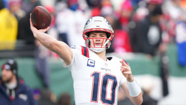 NFL, American Football Herren, USA New England Patriots at New York Jets Dec 28, 2025; East Rutherford, New Jersey, USA; New England Patriots quarterback Drake Maye (10) warms up prior to the game against the New York Jets at MetLife Stadium. East Rutherford MetLife Stadium New Jersey USA, EDITORIAL USE ONLY PUBLICATIONxINxGERxSUIxAUTxONLY Copyright: xRobertxDeutschx 20251228_ajw_jo9_026