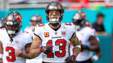MIAMI GARDENS, FL - DEC 28: Tampa Bay Buccaneers Wide Receiver Mike Evans (13) trots onto the field before the game between the Tampa Bay Buccaneers and the Miami Dolphins on December 28, 2025 at Hard Rock Stadium in Miami Gardens, FL (Photo by Cliff Welch Icon Sportswire) NFL, American Football Herren, USA DEC 28 Buccaneers at Dolphins EDITORIAL USE ONLY Icon357251228097