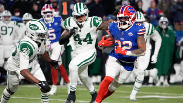 NFL, American Football Herren, USA New York Jets at Buffalo Bills Jan 4, 2026; Orchard Park, New York, USA; Buffalo Bills running back Ray Davis (22) carries the ball defended by New York Jets safety Keidron Smith (46) and linebacker Jamien Sherwood (44) during the second half at Highmark Stadium. Orchard Park Highmark Stadium New York USA, EDITORIAL USE ONLY PUBLICATIONxINxGERxSUIxAUTxONLY Copyright: xGregoryxFisherx 20260104_hlf_fb5_135