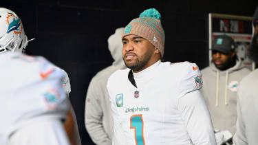 NFL, American Football Herren, USA Miami Dolphins at New England Patriots Jan 4, 2026; Foxborough, Massachusetts, USA; Miami Dolphins quarterback Tua Tagovailoa (1) walks out of the player tunnel before the game against the New England Patriots at Gillette Stadium. Foxborough Gillette Stadium Massachusetts USA, EDITORIAL USE ONLY PUBLICATIONxINxGERxSUIxAUTxONLY Copyright: xBrianxFluhartyx 20260104_rwe_fb7_1128