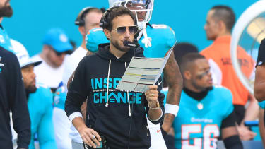 MIAMI GARDENS, FL - DEC 28: Miami Dolphins Head Coach Mike McDaniel calls a play during the game between the Tampa Bay Buccaneers and the Miami Dolphins on December 28, 2025 at Hard Rock Stadium in Miami Gardens, FL (Photo by Cliff Welch Icon Sportswire) NFL, American Football Herren, USA DEC 28 Buccaneers at Dolphins EDITORIAL USE ONLY Icon357251228130