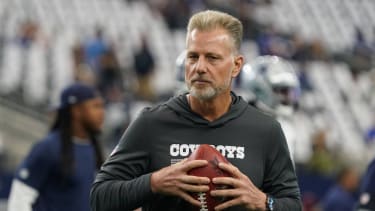 NFL, American Football Herren, USA New York Giants at Dallas Cowboys Sep 14, 2025; Arlington, Texas, USA; Dallas Cowboys defensive coordinator Matt Eberflus on the field during pregame at AT&T Stadium. Arlington AT&T Stadium Texas USA, EDITORIAL USE ONLY PUBLICATIONxINxGERxSUIxAUTxONLY Copyright: xRaymondxCarlinxIIIx 20250914_rtc_cb2_4046