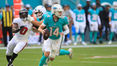 MIAMI GARDENS, FL - DEC 28: Miami Dolphins Quarterback Quinn Ewers (14) rolls out as he looks for an open receiver during the game between the Tampa Bay Buccaneers and the Miami Dolphins on December 28, 2025 at Hard Rock Stadium in Miami Gardens, FL (Photo by Cliff Welch Icon Sportswire) NFL, American Football Herren, USA DEC 28 Buccaneers at Dolphins EDITORIAL USE ONLY Icon357251228103