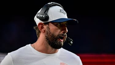 DENVER, CO - AUGUST 16: Denver Broncos quarterbacks coach Davis Webb looks on during a preseason game between the Arizona Cardinals and the Denver Broncos at Empower Field at Mile High on August 16, 2025 in Denver, Colorado. (Photo by Dustin Bradford Icon Sportswire) NFL, American Football Herren, USA AUG 16 Preseason Cardinals at Broncos EDITORIAL USE ONLY Icon132250816155