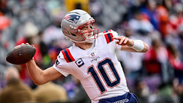 DENVER, CO - JANUARY 25: New England Patriots quarterback Drake Maye (10) warms up before the AFC Championship Game against the Denver Broncos at Empower Field at Mile High on January 25, 2026 in Denver, Colorado. (Photo by Dustin Bradford Icon Sportswire) NFL, American Football Herren, USA JAN 25 AFC Championship Game Patriots at Broncos EDITORIAL USE ONLY Icon132260125236