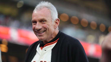 MLB, Baseball Herren, USA Los Angeles Dodgers at San Francisco Giants Sep 13, 2025; San Francisco, California, USA; Former San Francisco 49ers quarterback Joe Montana stands on the field before the start of the game between the San Francisco Giants and the Los Angeles Dodgers at Oracle Park. San Francisco Oracle Park California USA, EDITORIAL USE ONLY PUBLICATIONxINxGERxSUIxAUTxONLY Copyright: xCaryxEdmondsonx 20250913_tbs_se9_100