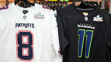 NFL, American Football Herren, USA Super Bowl LX-City Scenes Feb 6, 2026; San Francisco, CA, USA; Super Bowl LX jerseys of New England Patriots wide receiver Stefon Diggs (8) and wide receiver Jaxon Smith-Njigba (11) at Nike San Francisco. San Francisco California United States, EDITORIAL USE ONLY PUBLICATIONxINxGERxSUIxAUTxONLY Copyright: xKirbyxLeex 20260206_kdl_al2_148