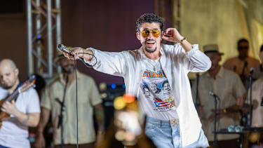 January 15, 2025: 15 de enero, 2024.San Juan, Puerto Rico.El Boricua, RoÂo Piedras..Benito Antonio MartoÂnez Ocasio, mejor conocido como bad Bunny, se presenta en la barra riopedrense, El Boricua, tras culminar el doÂa de venta de boletos para su residencia en el Coliseo de Puerto Rico Joso Miguel Agrelot titulada â€oeNo Quiero Irme de AquoÂâ€Â. En la foto Bad Bunny...Foto por RodroÂguez. Bad Bunny se presenta en El Boricua, PUBLICATIONxINxGERxSUIxAUTxONLY - ZUMAd69_ 20250115_zaa_d69_006 Copyright: xStephaniexRojasx