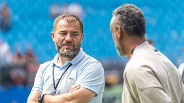 Zeljko Karajica im Gespräch mit Patrick Esume, Hamburg Sea Devils vs Rhein Fire, American Football, ELF, Week 8, Season 2024, 14.07.2024, Hamburg Volkspark Stadion Deutschland *** Zeljko Karajica in conversation with Patrick Esume, Hamburg Sea Devils vs Rhein Fire, American Football, ELF, Week 8, Season 2024, 14 07 2024, Hamburg Volkspark Stadium Germany Copyright: xFootxBowl JUSTxSHOTSx