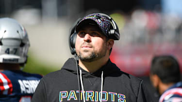 Zak Kuhr, der neue Defensive Coordinator der Patriots, steht mit seinem Headset an der Seitenlinie.