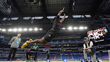 Nohl Williams macht beim NFL Combine 2025 den Weitsprung.