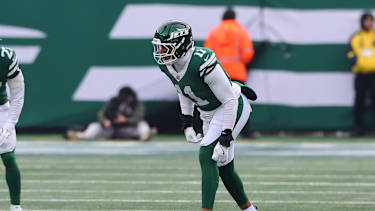 New York Jets Defensive End Jermaine Johnson II (#11) im Einsatz gegen die New England Patriots im MetLife Stadium in East Rutherford, New Jersey