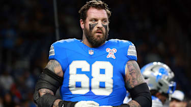 Detroit Lions Left Tackle Taylor Decker (#68) läuft vor dem NFL-Spiel gegen die Pittsburgh Steelers auf das Spielfeld im Ford Field in Detroit, Michigan