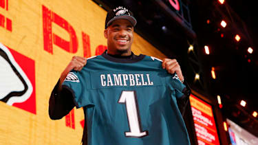 University of Alabama Alumni und Linebacker Jihaad Campbell hält sein neues Trikot der Philadelphia Eagles.