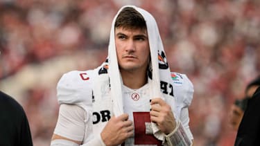 2026: Quarterback Ty Simpson läuft beim Rose Bowl in den Locker Room.