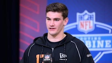 Ty Simpson stellt sich beim Combine den Fragen der Presse.