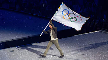 Tom Cruise nimmt die olympische Flagge als symbolische Übergabe der Spiele nach Los Angeles.