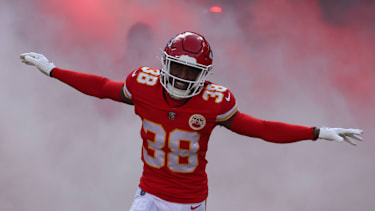 Cornerback L'Jarius Sneed von den Kansas City Chiefs läuft vor dem AFC-West-Duell gegen die Denver Broncos ins Arrowhead Stadium in Kansas City ein (NFL, American Football, USA)