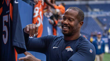 Bei einem Spiel 2019 signiert Von Miller Trikots der Broncos-Fans