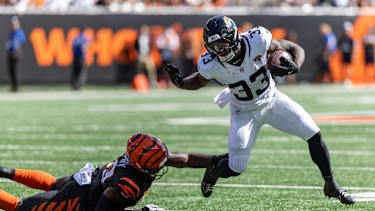 Ein Jaguars Spieler wird von einem Bengals Spieler in der NFL getackled