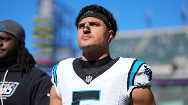 Carolina Panthers Linebacker Jaelan Phillips (5) wärmt sich vor dem NFL-Spiel gegen die Philadelphia Eagles am 18. Oktober 2026 im Lincoln Financial Field in Philadelphia, Pennsylvania, auf.