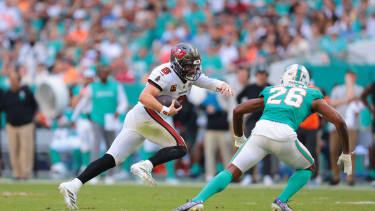 NFL, American Football Herren, USA Tampa Bay Buccaneers at Miami Dolphins Dec 28, 2025; Miami Gardens, Florida, USA; Tampa Bay Buccaneers quarterback Baker Mayfield (6) runs for a gain past Miami Dolphins cornerback Rasul Douglas (26) during the third quarter at Hard Rock Stadium. Miami Gardens Hard Rock Stadium Florida USA, EDITORIAL USE ONLY PUBLICATIONxINxGERxSUIxAUTxONLY Copyright: xSamxNavarrox 20251228_tcs_na2_0075